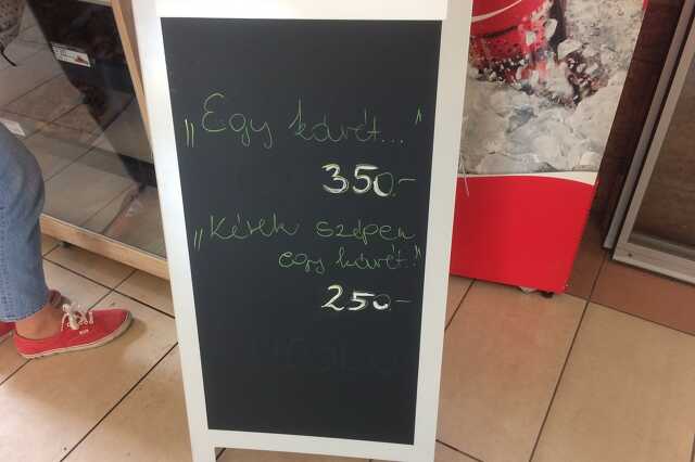 Tábla a vasútállomási pékségnél