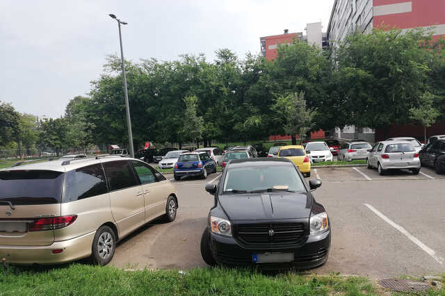 Eközben parkolás az Órásháznál