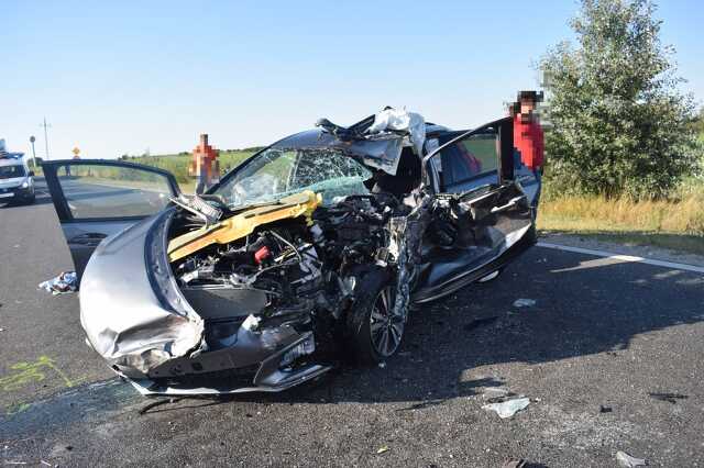 Frontálisan ütközött a Honda a kisteherautóval a 81-esen, egy ember megsérült 