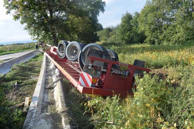 Fejre állt egy nyergesvontató a 84-es főúton 