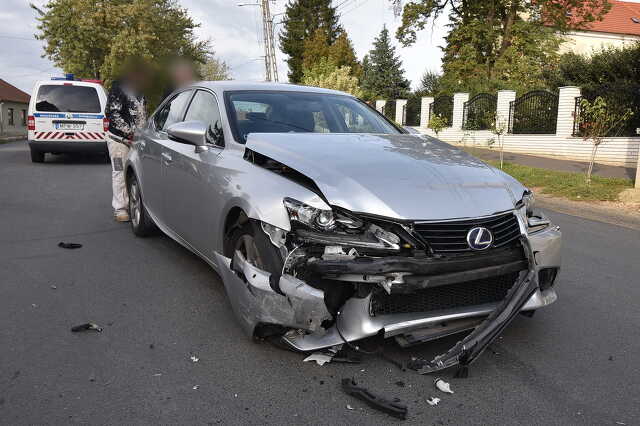 Renault kanyarodott Lexus elé Toronyban 