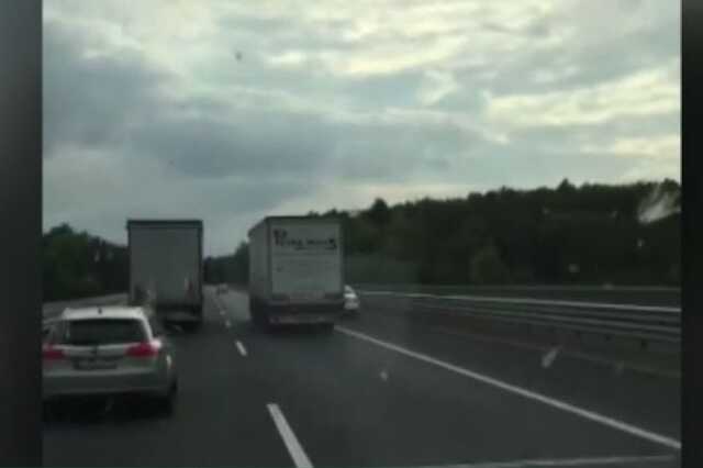 Előzés az M7-esen