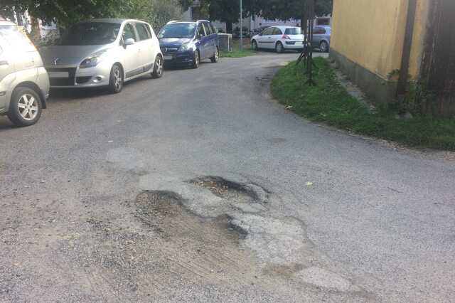 Kátyúk a könyvtár mögötti tömbbelsőben