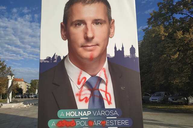 Megrongálták Nemény András plakátoszlopját