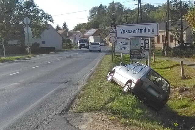 Árokba hajtott egy Fiat Vasszentmihálynál