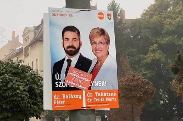 Meghekkelt plakátok Szombathelyen
