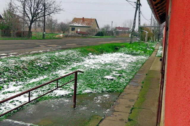 kenderesi kocsma előtt