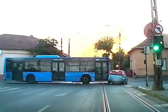 Busz és autó ütközése