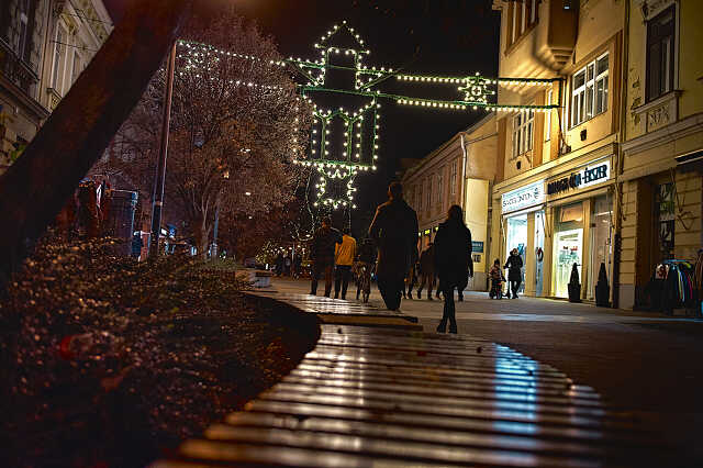 Karácsonyi díszítés a Főtéren