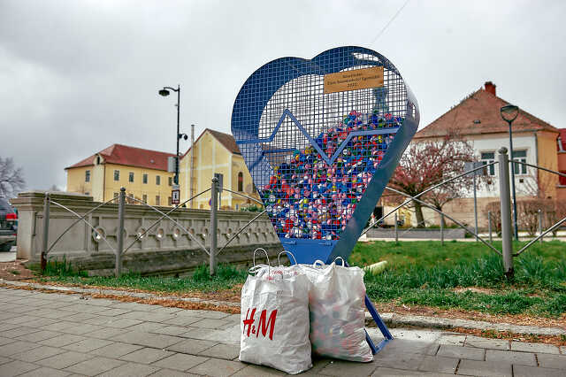 zacskók a kupakgyűjtő előtt