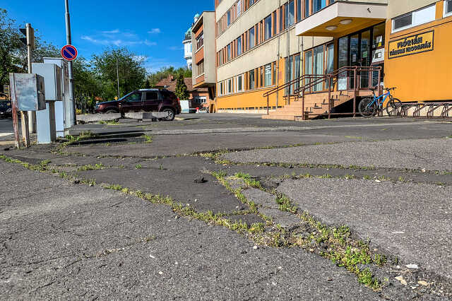 Járdarepedések virágok nélkül a Flórián irodaház előtt 