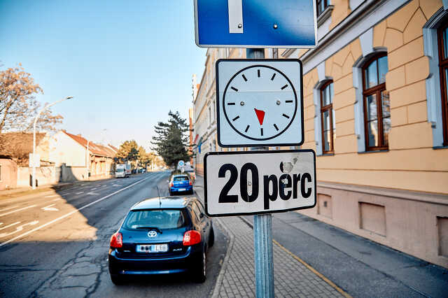 Parkolás a paragvári iskola előtt