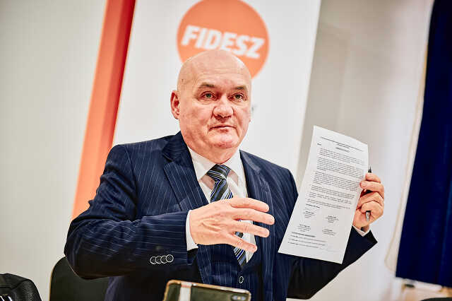 Hende Csaba sajtótájékoztató a kórházi parkolókról 