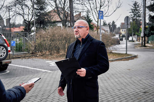 Szuhai Viktor sajtótájékoztató Hende Csaba házáról