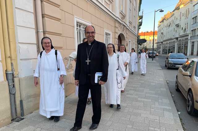 Székely János megyéspuspök apácákkal vonul Szombathely belvárosában 