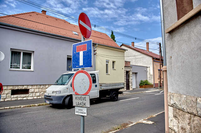 Közlekedési táblák a Kinizsi utcában