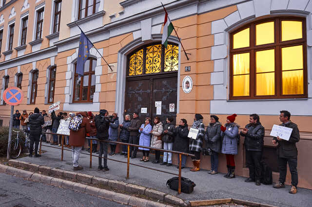 Tanár demonstráció a Paragvári iskolánál