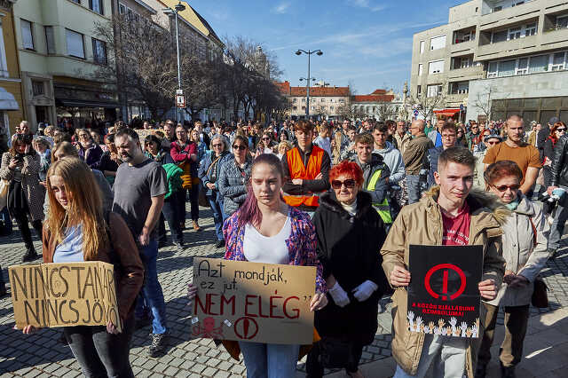 Diáktüntetés Szombathelyen a városháza előtt
