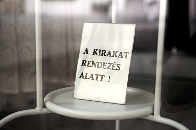 Kirakat rendezés alatt