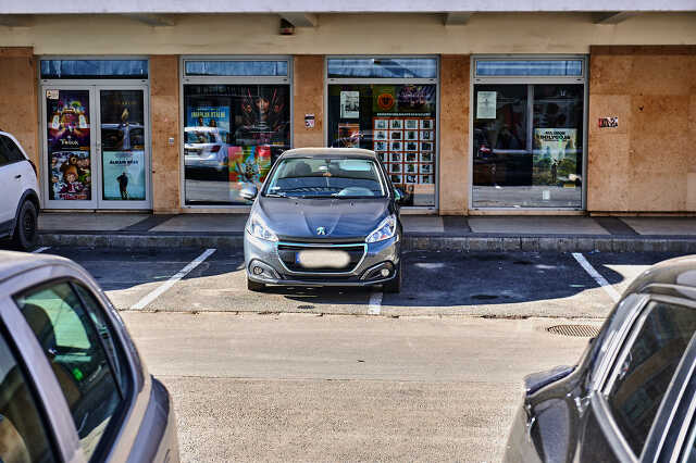Volt hely, de a Peugeotnak így sem sikerült a szabályos parkolás