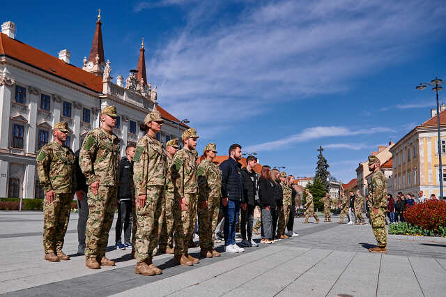 Honvéd gyakorlat a Berzsenyi téren