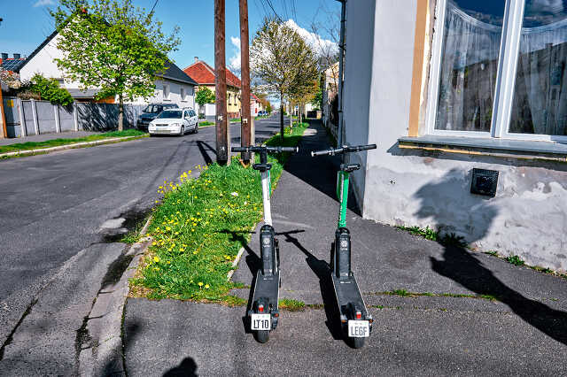 Lime rollerek a Kötő-Szövő utca kereszteződésében
