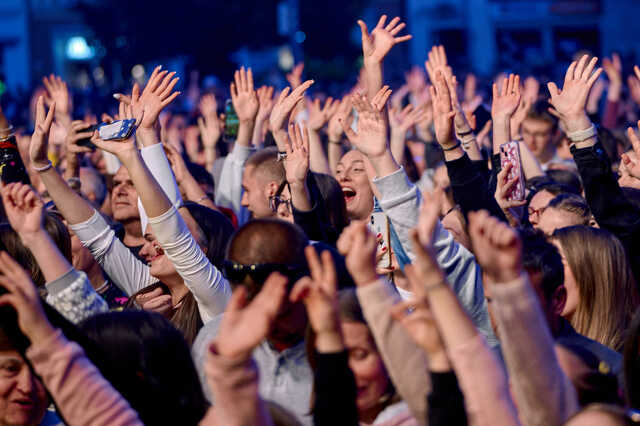 Wellhello koncert a Fő téren
