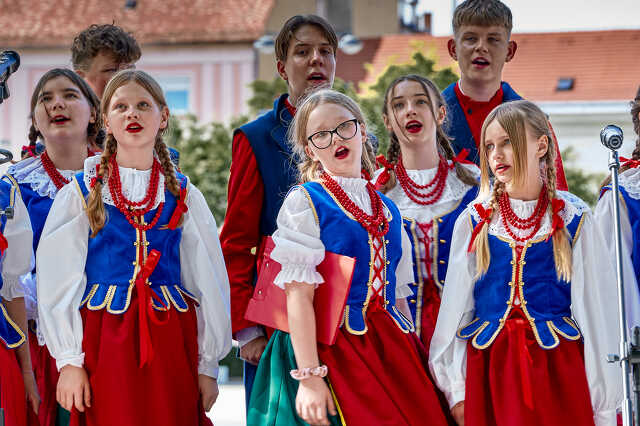 Lengyel diákok énekelnek