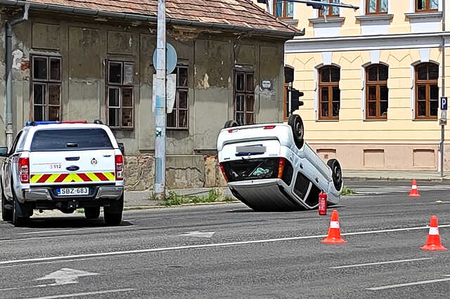 felborult autó a Paragvárin