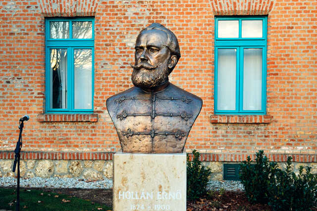 Hollán Ernő szobor avatás
