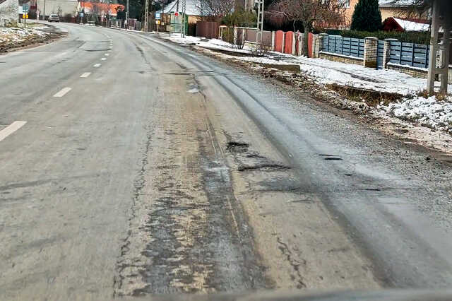 87-es kátyúk
