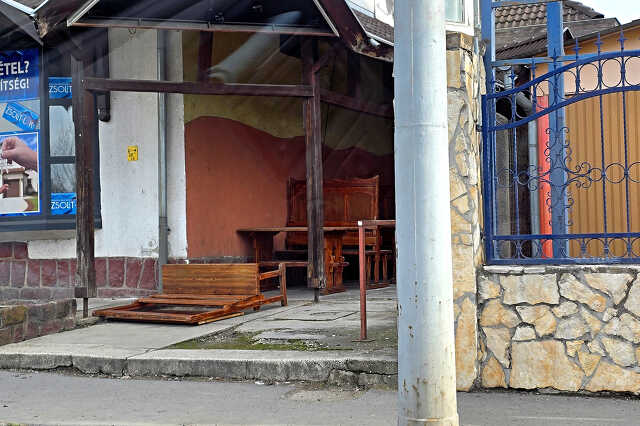 Imaház feldőlt pad