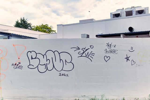 Betonfal graffity a perint parti sétányon