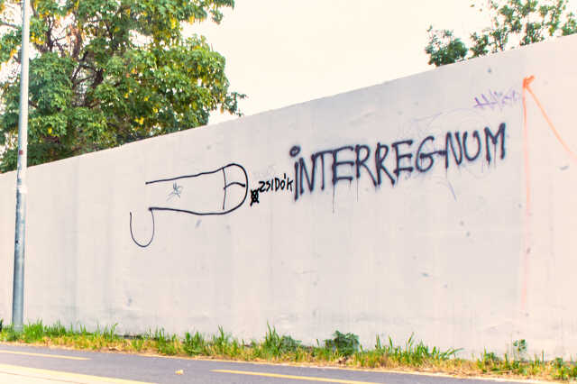Betonfal graffity a perint parti sétányon