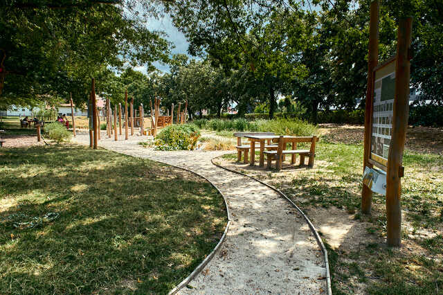 Százhold park