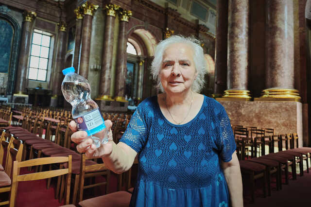 Vízosztás a székesegyházban Szombathelyen