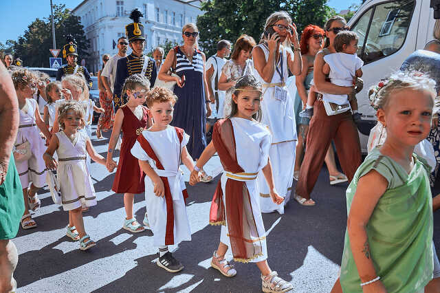 Mini karneváli felvonulás és Gayer park