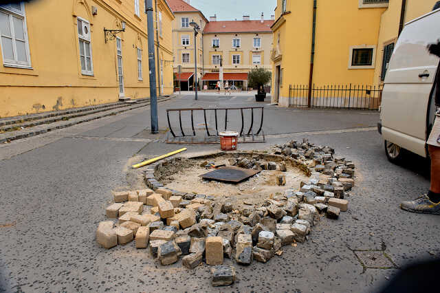 lebontott szellőző helye Szt. Erzsébet tér.