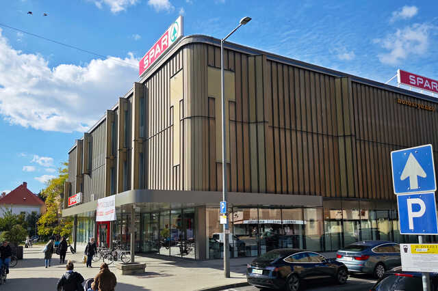 Borostyánkő áruház felirat Spár felújítás után