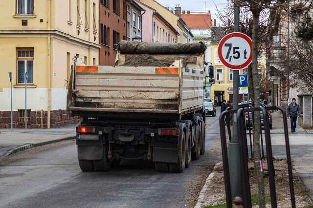 Teherautó a hídon - tömbfelújítás