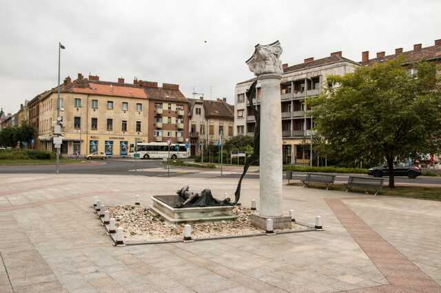Áldozati emlékmű - Március 15. tér