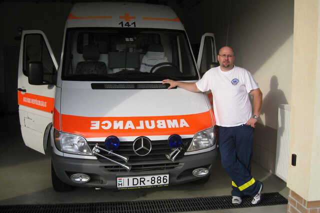 Világhír felé menetel a magyar mentősofőr, Csordás Tibor, aki hat perc alatt 7,6 kilométert tolt le a budapesti forgalomban