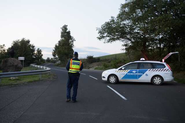 Rendőrautó zárja le az utat Hollókő határában (MTI Fotó: Komka Péter)