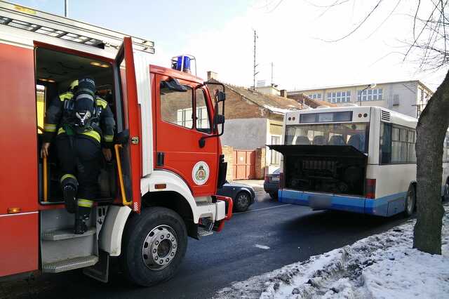 Füstölt egy busz motortere Szombathelyen