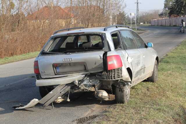 Kamion rohant egy utánfutós személyautóba