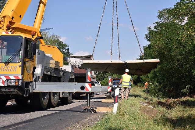Betonlapok zuhantak a 87-esre Csempeszkopács közelében