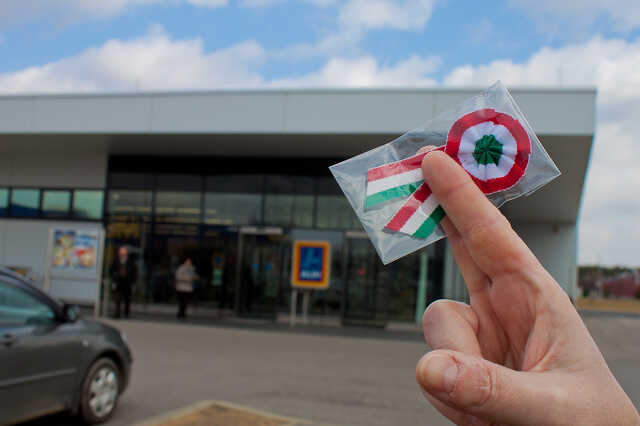 Ajándék kokárda az Aldi-ban