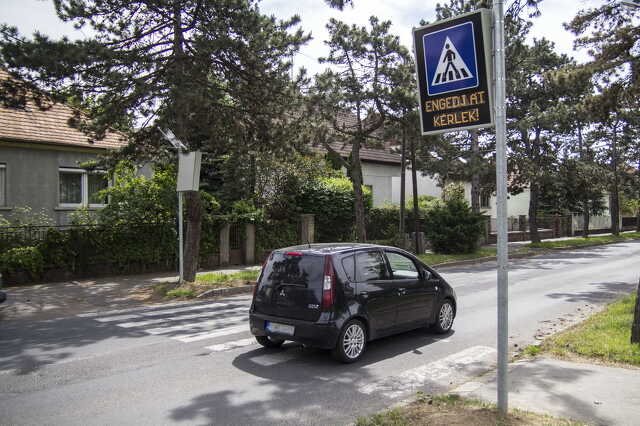 Engedj át kérlek! tábla a zebránál - Paragvári és Váci Mihály utca sarka