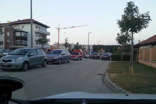 Parkolás a Viktória utcában.