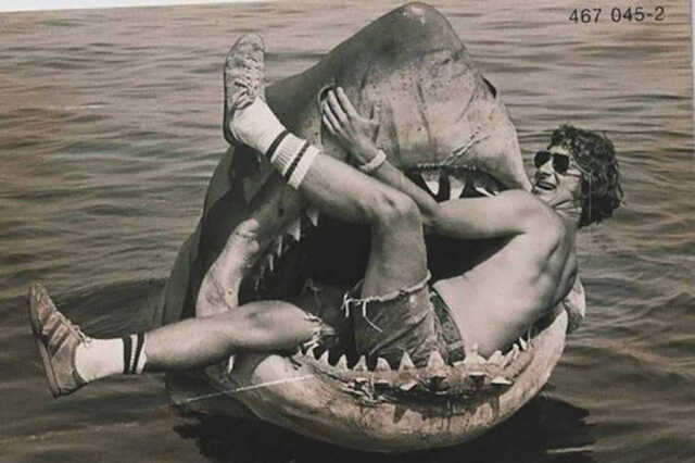 Steven Spielberg bohóckodik híres filmje cápamodelljével